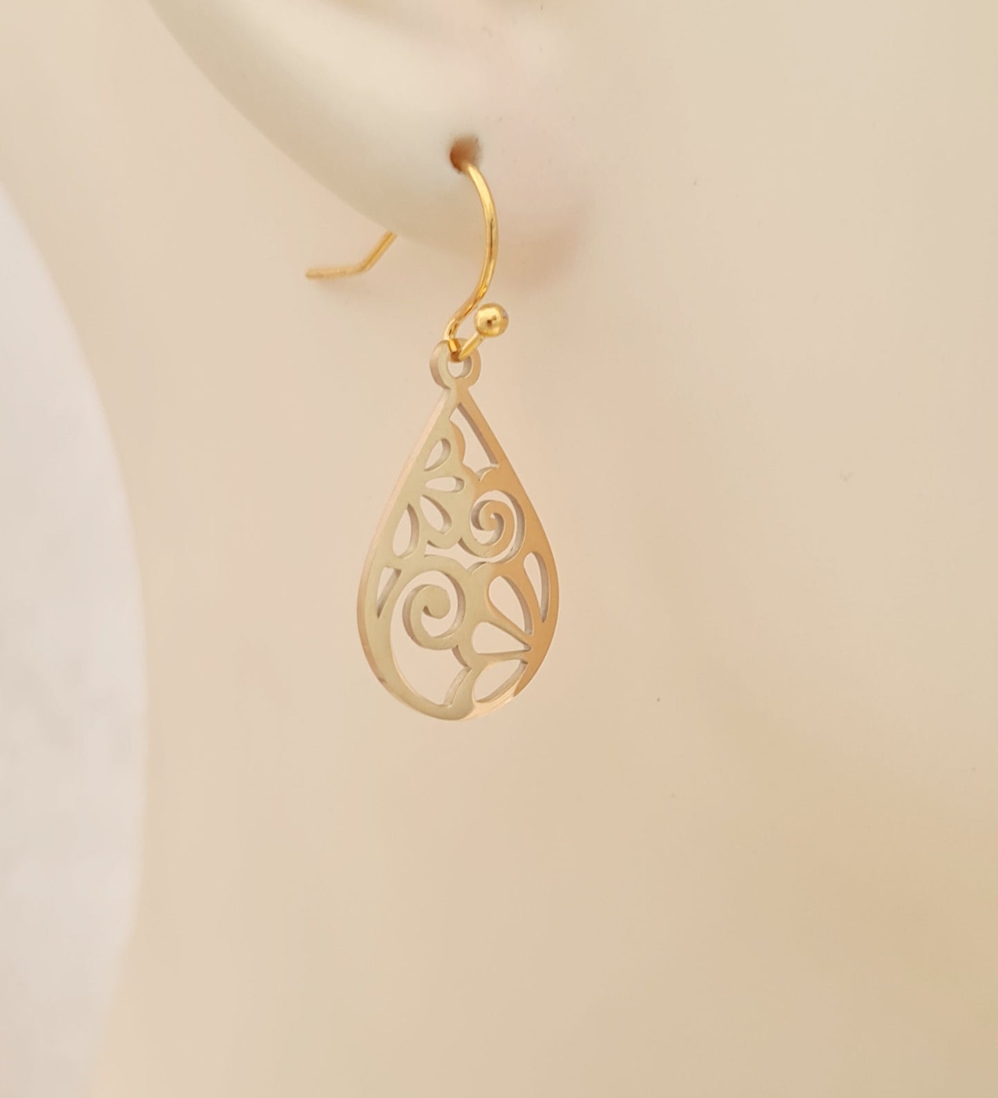 Filigree Scroll Pattern Earrings