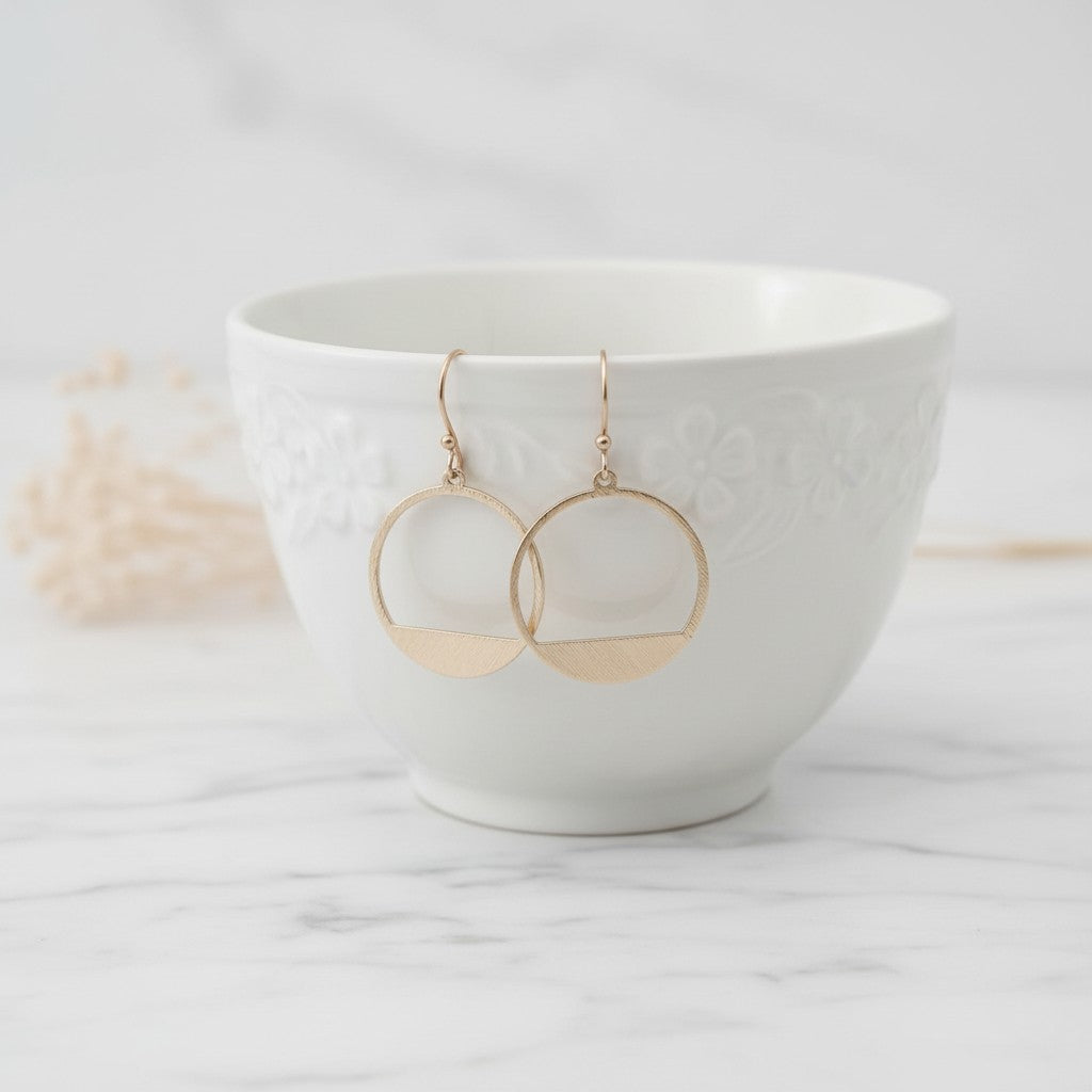 Minimalist Retro Circle Earrings – Brushed Gold Plated