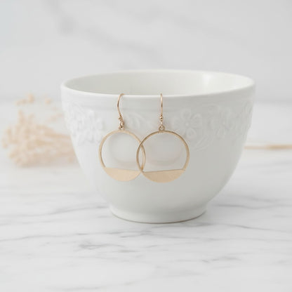 Minimalist Retro Circle Earrings – Brushed Gold Plated
